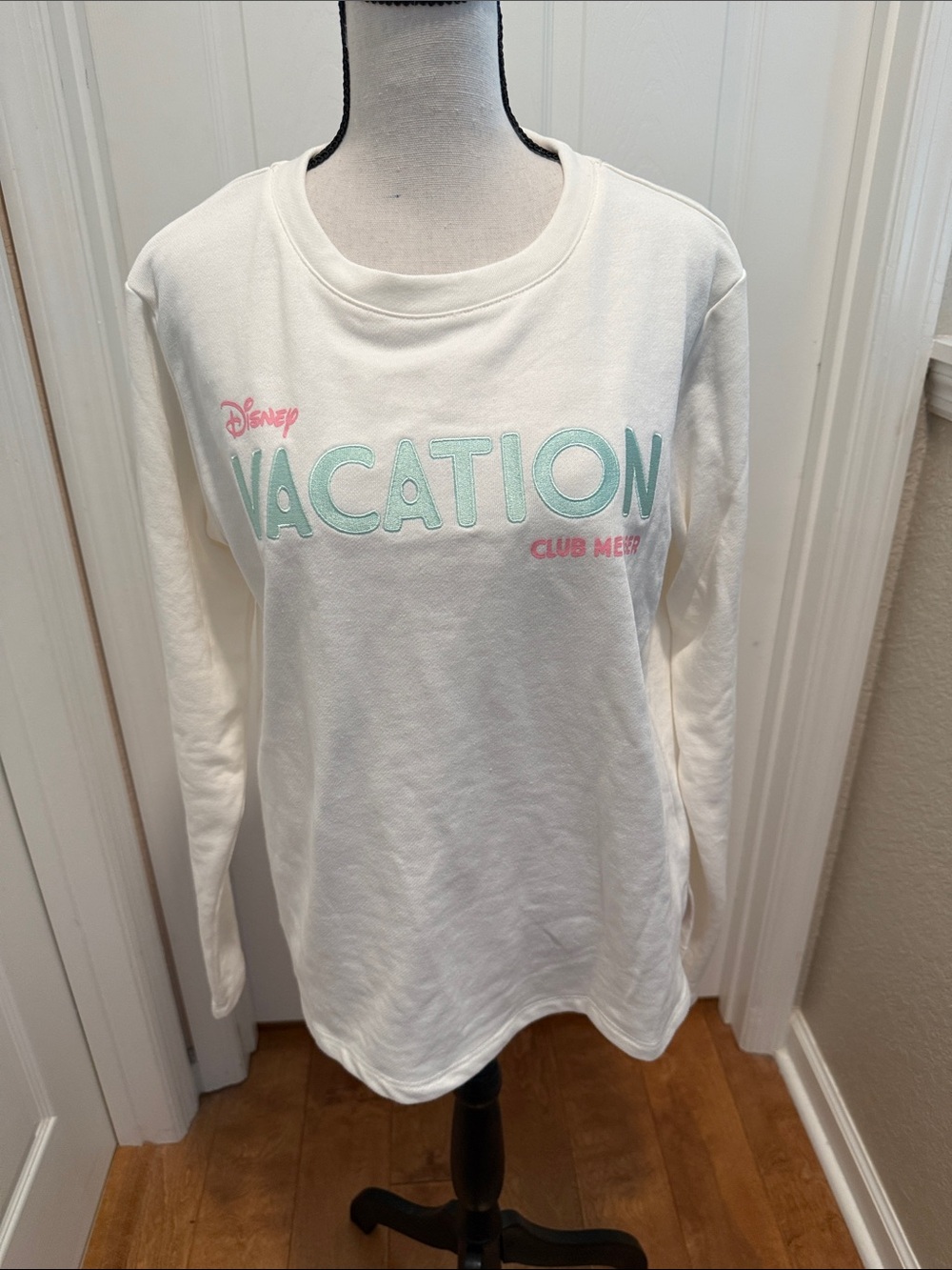 Disney Vacation Club Member White Crewneck Sweatshirt NWT L
